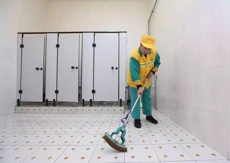 公廁方便遇女保潔 男網(wǎng)友:嚇得提著褲子就跑出來(lái)了