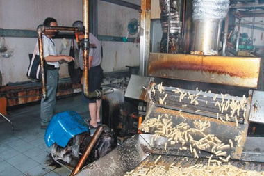 臺(tái)灣百年食品老店使用回鍋油 油里飄蟑螂